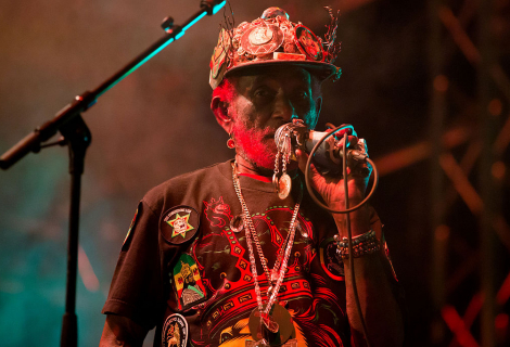 Šaman Lee „Scratch“ Perry si z mixážního pultu udělal oltář. | Foto: Manfred Werner