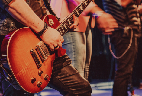 Kytary jako Fender Statocaster nebo Gibson Les Paul, zesilovače Marshall nebo Vox už se staly jakýmsi „industry stadardem“ a definice způsobu hry na elektrickou kytaru, tak jak ji známe dodnes, byla ve svých základech položena. | Foto: Unsplash Kytary jako Fender Statocaster nebo Gibson Les Paul, zesilovače Marshall nebo Vox už se staly jakýmsi „industry stadardem“ a definice způsobu hry na elektrickou kytaru, tak jak ji známe dodnes, byla ve svých základech položena. | Foto: Unsplash