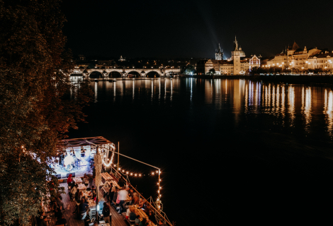 Naše nové EP jsme pokřtili na Pontonu u Střeleckého ostrova v Praze | Foto: Misha Photography