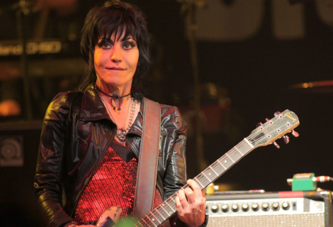 Joan Jett předvádí, že to umí i s akustickou kytarou, byť je místy znát, že se Blackhearts v této oblasti příliš často nepohybují. | Foto: Joshua Barash