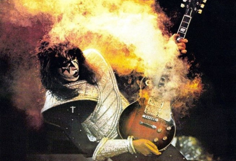 Ace Frehley v roce 1977. Zemřel 16. října 2025 ve věku 74 let. | Foto: Wikipedia Ace Frehley v roce 1977. Zemřel 16. října 2025 ve věku 74 let. | Foto: Wikipedia