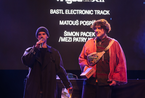 Mezi patry klid – vítězná dvojice výzvy Bastl Electronic Track během ceremoniálu v Lucerna Music Baru. | Foto: Libor Galia