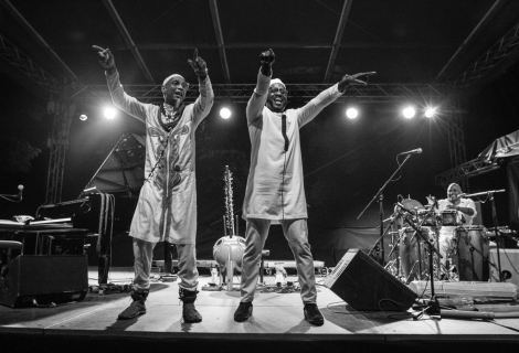 V bloku, kterým Folkové prázdniny začaly, se sešli kubánský jazzový klavírista Omar Sosa, zpívající hráč na koru Seckou Keita ze Senegalu a venezuelský perkusista Gustavo Ovalles. | Foto: Barka Fabiánová V bloku, kterým Folkové prázdniny začaly, se sešli kubánský jazzový klavírista Omar Sosa, zpívající hráč na koru Seckou Keita ze Senegalu a venezuelský perkusista Gustavo Ovalles. | Foto: Barka Fabiánová