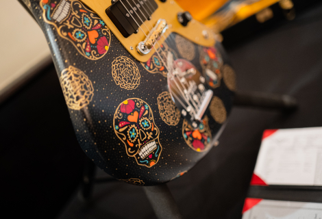 Detail kytary Fender od kytaráře Davida Browna s ilustracemi Sarah Gallenberger. | Foto: Martin Novotný