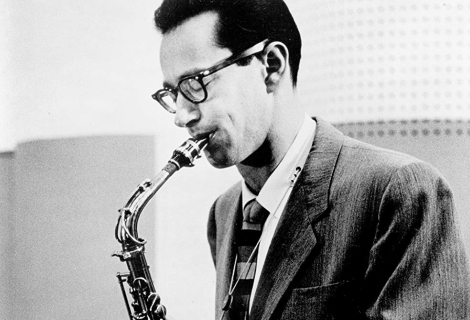 Paul Desmond bal neúnavný workoholik, který kromě spolupráce s Davem Brubeckem hrál s takovými legendami, jako byl Jim Hall, či Gerry Mulligan, nebo Chet Baker. | Foto: Michael Ochs Archives