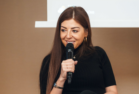 „Pokud bychom si mysleli, že jsme hotoví, dokončení a nejlepší, jací můžeme být, znamenalo by to konec,“ říká skladatelka filmové hudby Pinar Toprak. | Photo: courtesy of Prague Composers Summit „Pokud bychom si mysleli, že jsme hotoví, dokončení a nejlepší, jací můžeme být, znamenalo by to konec,“ říká skladatelka filmové hudby Pinar Toprak. | Photo: courtesy of Prague Composers Summit