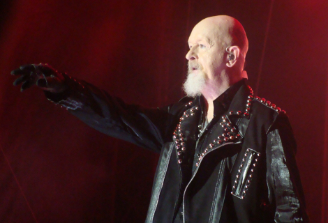 Rob Halford jako první oblékl kožený kostým s pyramidami a vyjel na pódium na Harleyi | Foto: RavenBoy13, CC Attribution-ShareAlike 4.0