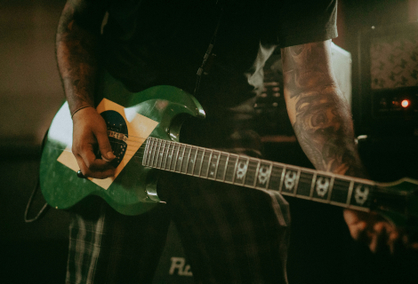 Po zahnutých hokejkách superstratů zase byly k vidění fenderovské vintage tvary, lespauly, esgéčka a zvuk evokoval starý dobrý sedmdesátkový hardrock. | Foto: Kris Amon (Unsplash) Po zahnutých hokejkách superstratů zase byly k vidění fenderovské vintage tvary, lespauly, esgéčka a zvuk evokoval starý dobrý sedmdesátkový hardrock. | Foto: Kris Amon (Unsplash)