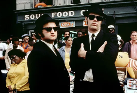 Nejproslulejší verzí Sweet Home Chicago je ta, kterou ve stejnojmenném filmu z roku 1980 hrají The Blues Brothers, tedy Dan Aykroyd a John Belushi. | Foto: The Hollywood Reporter