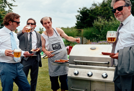 Vzít si s sebou práci na BBQ párty? To nemůže dopadnout dobře. | Foto: Vertical Production