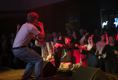 Toyota Vangelis (dole pod podiem během vystoupení Mat213) byl na loňské Vinyle hlavně jako hudební fanoušek. Letos zahraje mezi nominovanými na album roku. | Foto: Libor Galia