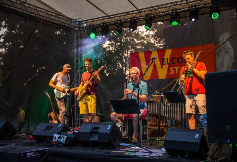 Ondřej Galuška se svou kapelou na Welcome scéně festivalu Slunovrat. | Foto: archiv festivalu