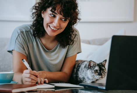 Jednou z výhod studia na „malých“ katedrách je také osobní přístup a určitá vzájemná podpora studentů a vyučujících. | Foto: Pexels.com