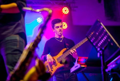 Lukáš Čunta ve svém basovém živlu. Vypadá to na šťavnatou vyhrávku ve F# moll pentatonice. Foto: archív Lukáše Čunty