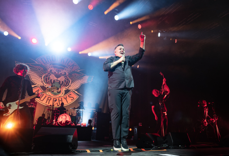 Dropkick Murphys 2025: sklenice Guinnessu, pár slz, pořádný refrén a pěst sevřená proti bezpráví. | Foto: Riley Vecchione Dropkick Murphys 2025: sklenice Guinnessu, pár slz, pořádný refrén a pěst sevřená proti bezpráví. | Foto: Riley Vecchione