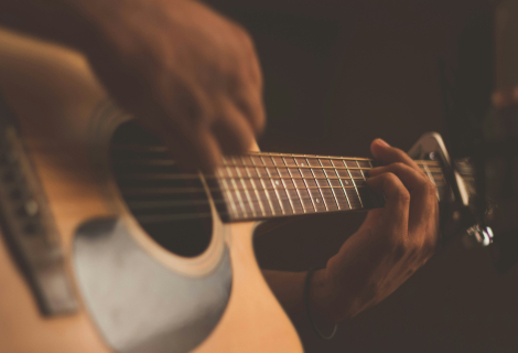Doprovodná kytara neznamená, že musíme stále hrát na všech šest strun, je naopak velmi žádoucí si vybírat. I Foto: Jefferson Santos on Unsplash