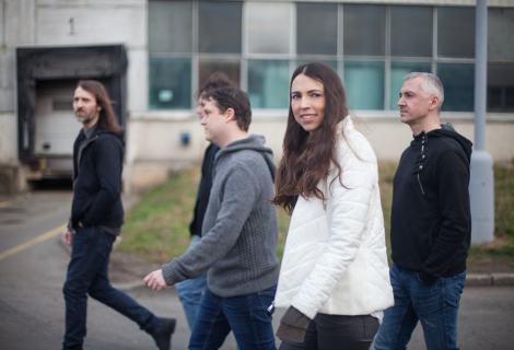 Frontmanka kapely Tereza Karásková vyslovuje pocity čerstvých čtyřicátníků, kteří touží už konečně žít vlastní život a zároveň jsou stále ještě paralyzovaní představami, jak by jejich život měl vypadat. | Foto: Nikola Ramešová