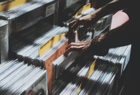 V polovině první dekády nového století – kde se vzaly, tu se vzaly – se znovu objevily vinyly. Formát, o kterém byli ještě pár let předtím všichni skálopevně přesvědčeni, že už je definitivně pravěkem. A hle, jejich obliba roste dodnes. | Foto: Unsplash V polovině první dekády nového století – kde se vzaly, tu se vzaly – se znovu objevily vinyly. Formát, o kterém byli ještě pár let předtím všichni skálopevně přesvědčeni, že už je definitivně pravěkem. A hle, jejich obliba roste dodnes. | Foto: Unsplash